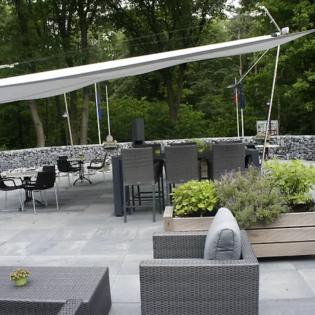 50|50 Belmont Отель